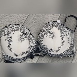 Isaac Mizrahi Black/White lacey padded bra,removable straps. Like new!